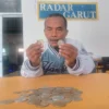 Santoso warga Kota Bandung mempunyai banyak koin Rp1000 kelapa sawit