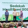 Gubernur Ridwan Kamil didampingi Kadis TPH Jabar memberikan penghargaan kepada sejumlah insan pertanian di Jawa Barat, Jumat 11 Agustus 2023.