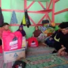 Yudha Puja Turnawan Bersama Kader PDI Perjuangan Tengok Isih, Korban Kebakaran di Cilawu
