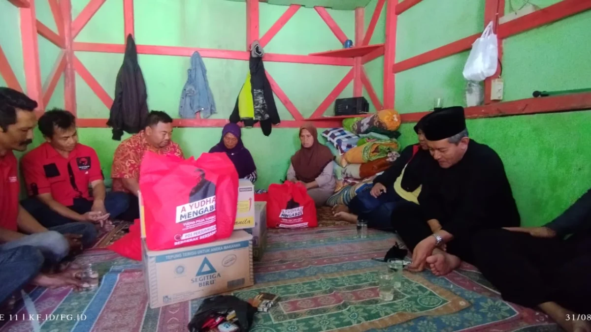 Yudha Puja Turnawan Bersama Kader PDI Perjuangan Tengok Isih, Korban Kebakaran di Cilawu