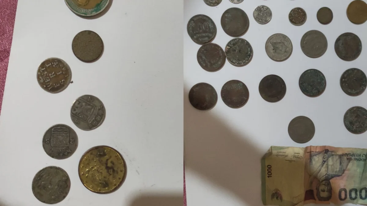 Sejumlah koin kuno milik Ramli siap dijual