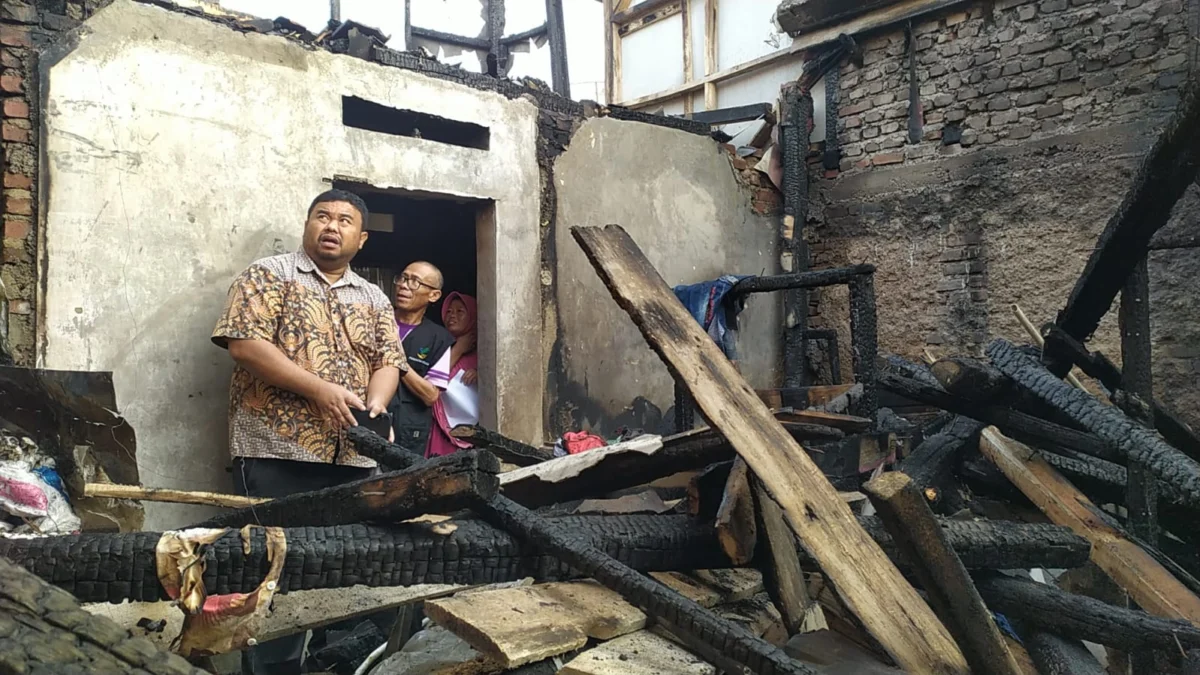 Yudha Puja Turnawan melihat rumah Pudin yang ludes terbakar