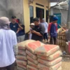 Yudha Puja Turnawan Anggota DPRD Garut menyumbang semen untuk pembangunan rumah Solihin di Desa Karyamukti Kecamatan Banyuresmi