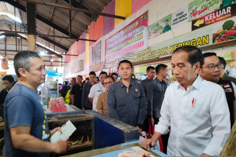 Presiden Jokowi Berikan BLT dan Cek Harga Pangan di Pasar Cihapit