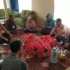Memo Hermawan Anggota DPRD Provinsi Jabar memberikan bantuan kepada emak Odah korban kebakaran di Sukaresmi