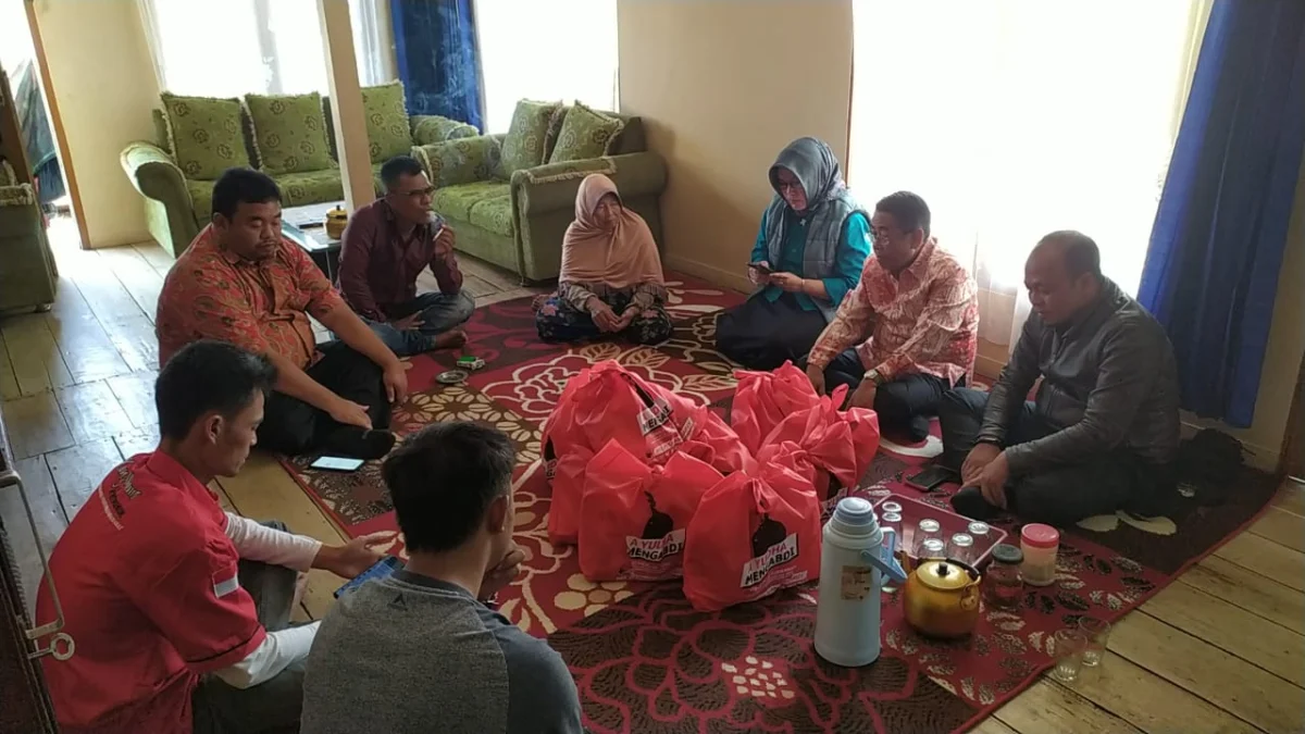 Memo Hermawan Anggota DPRD Provinsi Jabar memberikan bantuan kepada emak Odah korban kebakaran di Sukaresmi