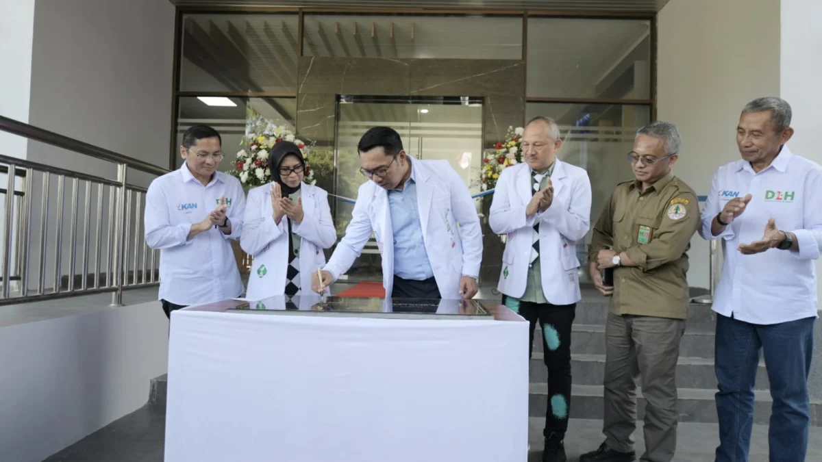 Gubernur Jawa Barat Ridwan Kamil meresmikan Gedung Laboratorium Lingkungan Hidup Jabar berstandar internasional di Jalan AH Nasution, Kota Bandung, Selasa (8/8/2023).(Foto: Biro Adpim Jabar)