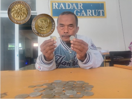 Santoso warga Kota Bandung mempunyai banyak koin Rp1000 Kelapa Sawit
