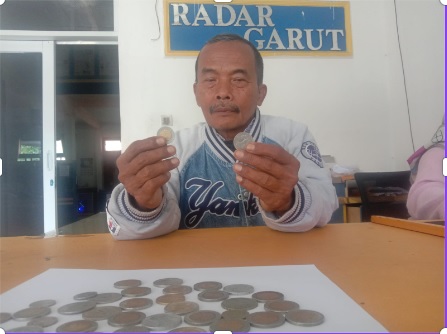 Seorang pemilik koin kuno dari Kota Bandung kunjungi kantor Redaksi Radar Garut