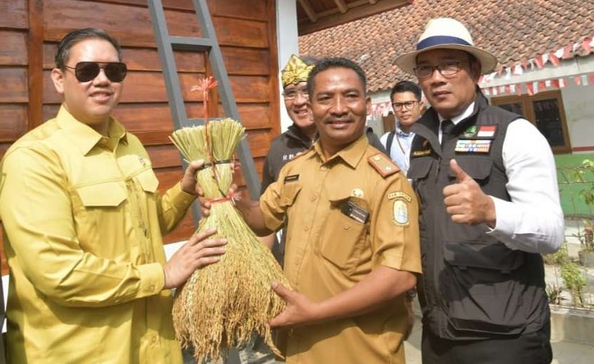 Gubernur Jawa Barat Ridwan Kamil Resmikan Tapal Desa Leuit Juara di Kabupaten Cirebon