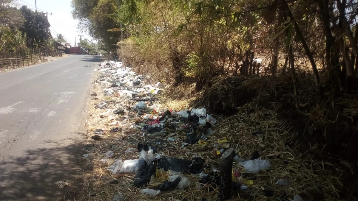 Pemdes Padasuka Garut Kebingungan dengan Masalah Sampah Selalu Menumpuk di Jalan