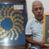 Fauzi Fadil Baraja (63), seorang kolektor uang kuno. Fauzi banyak mengoleksi koin kuno yang sudah disusun rapi dalam bentuk pigura