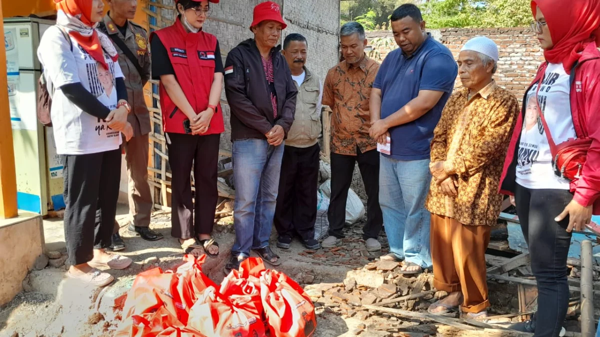 Yudha Puja Turnawan Kunjungi Saepudin Korban Kebakaran di Limbangan Timur