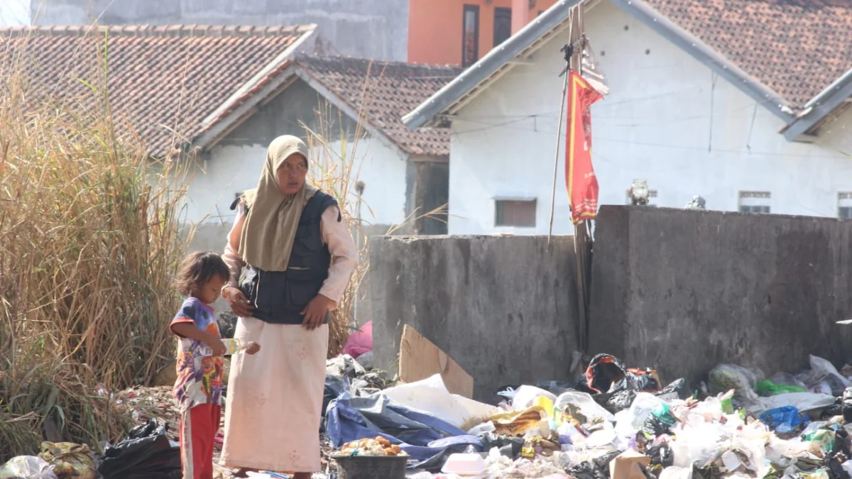 seorang ibu dan anaknya yang terdampak penumpukan sampah plastik