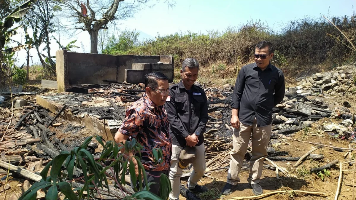 H Memo Hermawan mengunjungi korban kebakaran di Desa Sirnajaya Kecamatan Pasirwangi