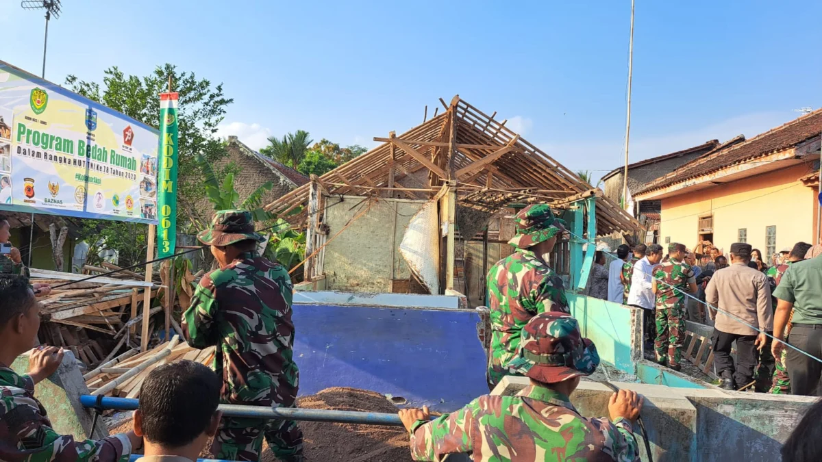 TNI Robohkan Rumah Reyot di Purwaharja Kota Banjar