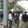 HMI Cabang Garut melakukan unjuk rasa di Gedung DPRD Garut
