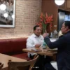Prabowo dan Ridwan Kamil berbincang saat makan malam (foto instagram Prabowo)
