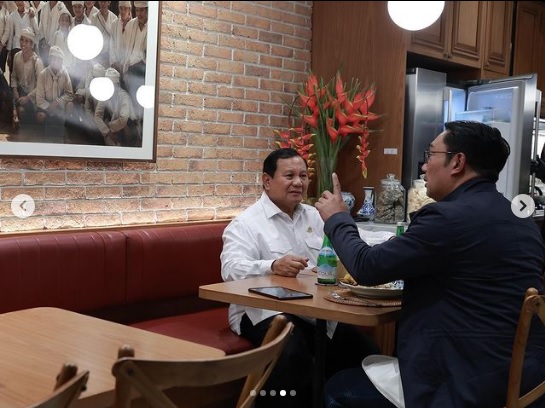 Prabowo dan Ridwan Kamil berbincang saat makan malam (foto instagram Prabowo)