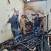 Yudha Puja Turnawan melihat kondisi rumah Maman yang habis terbakar
