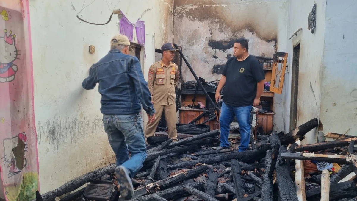 Yudha Puja Turnawan melihat kondisi rumah Maman yang habis terbakar