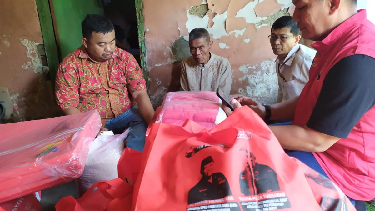 Rumah Lansia di Desa Mekarsari Roboh Karena Gempa, Legislator Garut Bersama Kemensos Berikan Bantuan