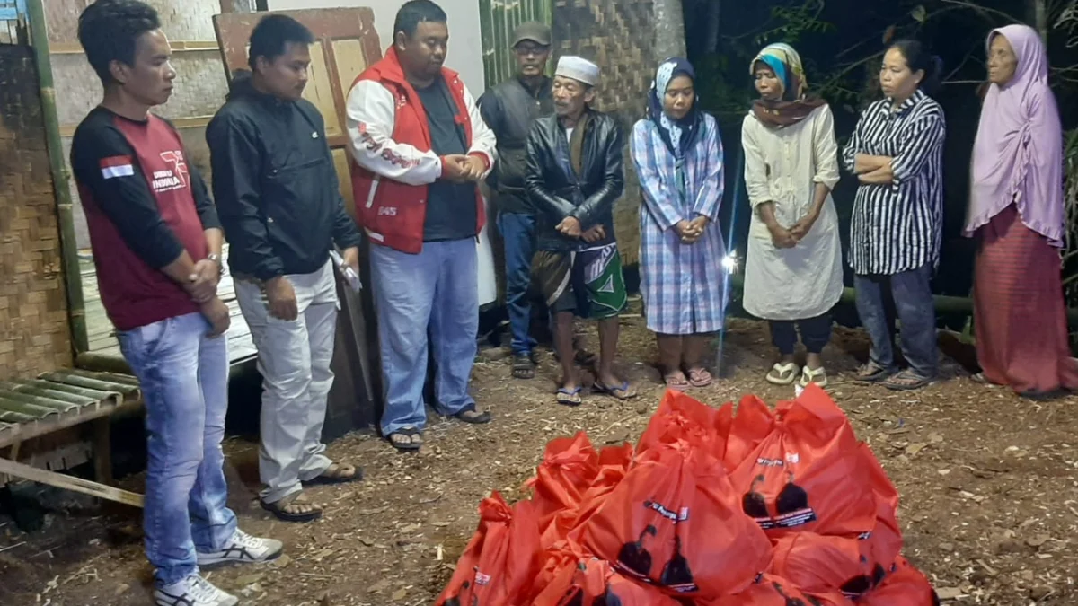 Yudha Puja Turnawan mengunjungi 8 kepala keluarga korban kebakaran di Desa Tanggulun