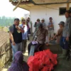 Yudha Legislator Garut Tengok Emak Pipin di Situsari, Rumahnya Roboh Karena Gempa