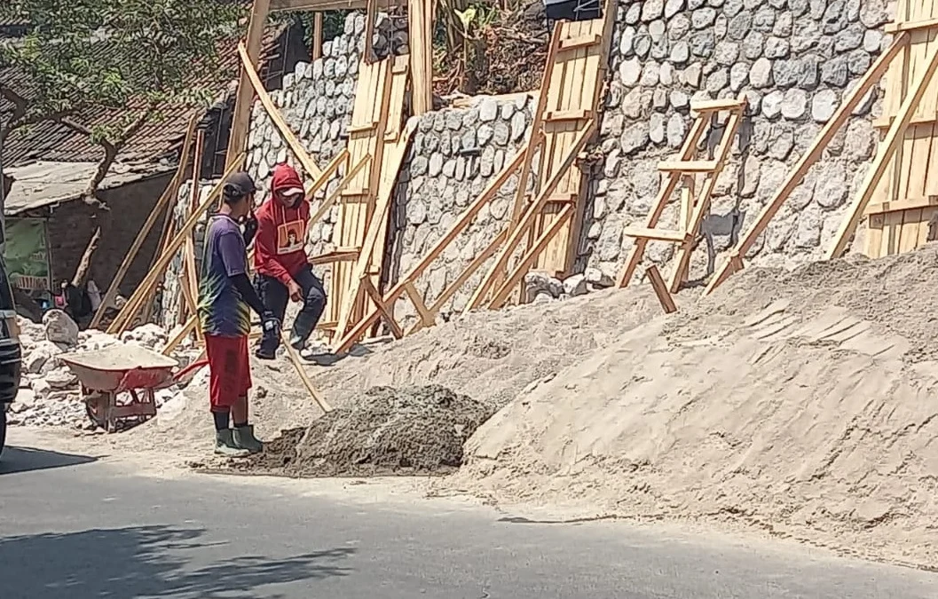 Pembangunan TPT Jalan Desa Keresek Akhirnya Berjalan Kembali, Begini Kata Pelaksana Lapangan