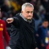Jose Mourinho Mendapat Kartu Merah, Disebabkan Mengejek Lawan