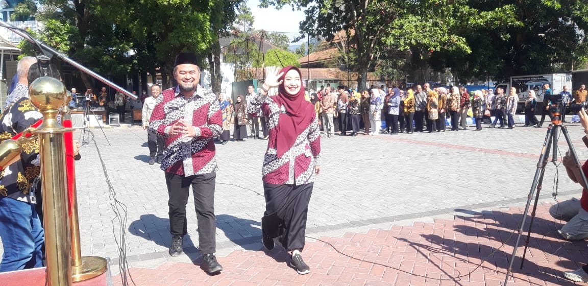Kepala Dinas di Garut Berlomba Mengikuti Catwalk Hari Batik Nasional