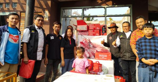 Yudha Puja Turnawan Dampingi Kemensos RI Memberikan Bantuan Pada Korban Kebakaran di Selaawi