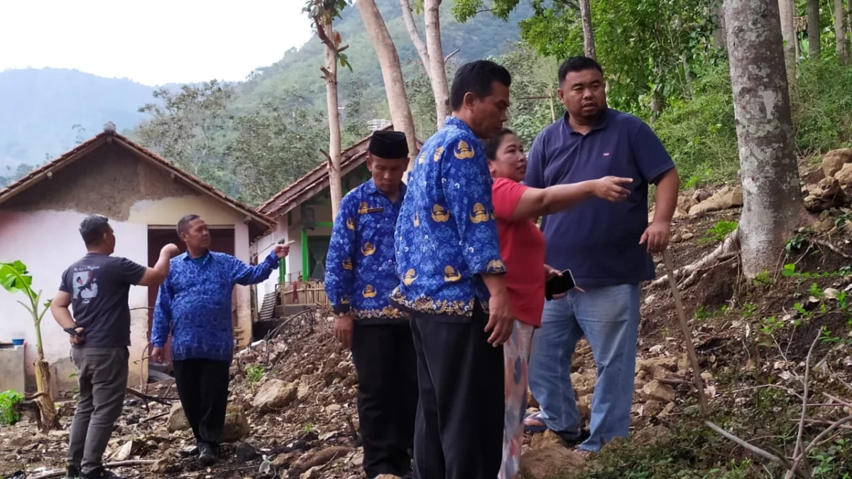 Anggota DPRD Garut Yudha Puja Turnawan bersama Kemensos RI mengunjungi keluarga Esih yang tinggal di bekas kandang domba