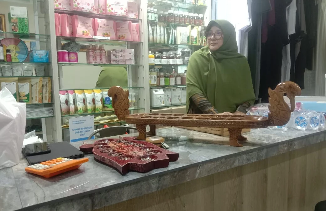 Hj. Hani, istri kang Nur menunjukkan berbagai produk minuman herbal di Kedai Menak Kang Nur