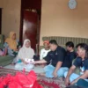 Yudha Puja Turnawan, Ketua DPC PDI Perjuangan Kabupaten Garut mewakili H. Memo Hermawan memberikan bantuan kepada korban kebakadan di Desa Cibatu