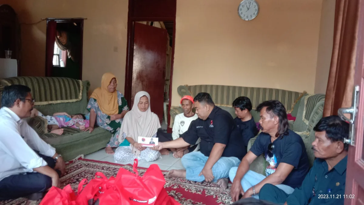 Yudha Puja Turnawan, Ketua DPC PDI Perjuangan Kabupaten Garut mewakili H. Memo Hermawan memberikan bantuan kepada korban kebakadan di Desa Cibatu