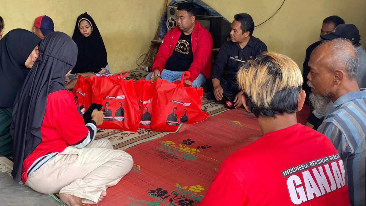 Yudha Puja Turnawan, Anggota DPRD Garut menyampaikan bantuan dari Anggota DPRD Provinsi Jabar H. Memo Hermawan kepada korban kebakaran di Desa Wanajaya