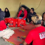 Yudha Puja Turnawan, Anggota DPRD Garut menyampaikan bantuan dari Anggota DPRD Provinsi Jabar H. Memo Hermawan kepada korban kebakaran di Desa Wanajaya