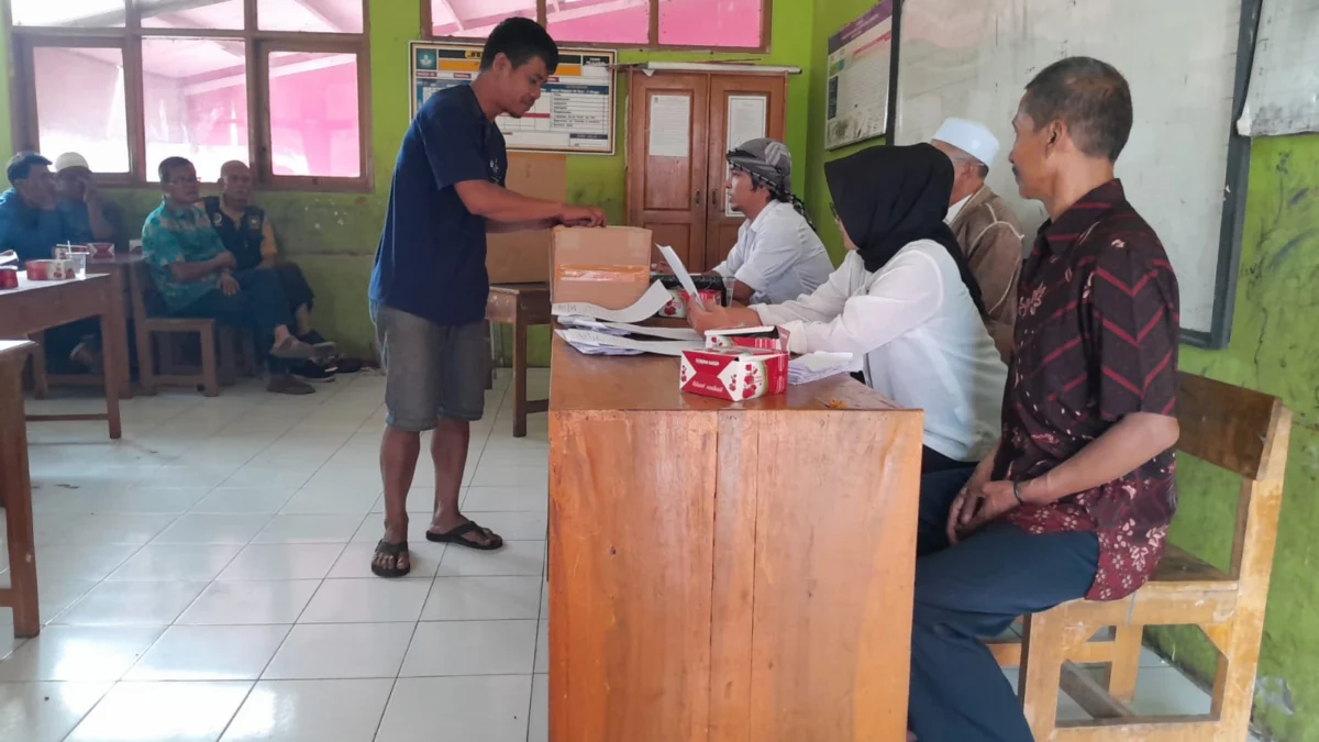 Warga RW 05 Desa Mekarsari, Kecamatan Bayongbong melaksanakan musyawarah pembentukan ketua RW