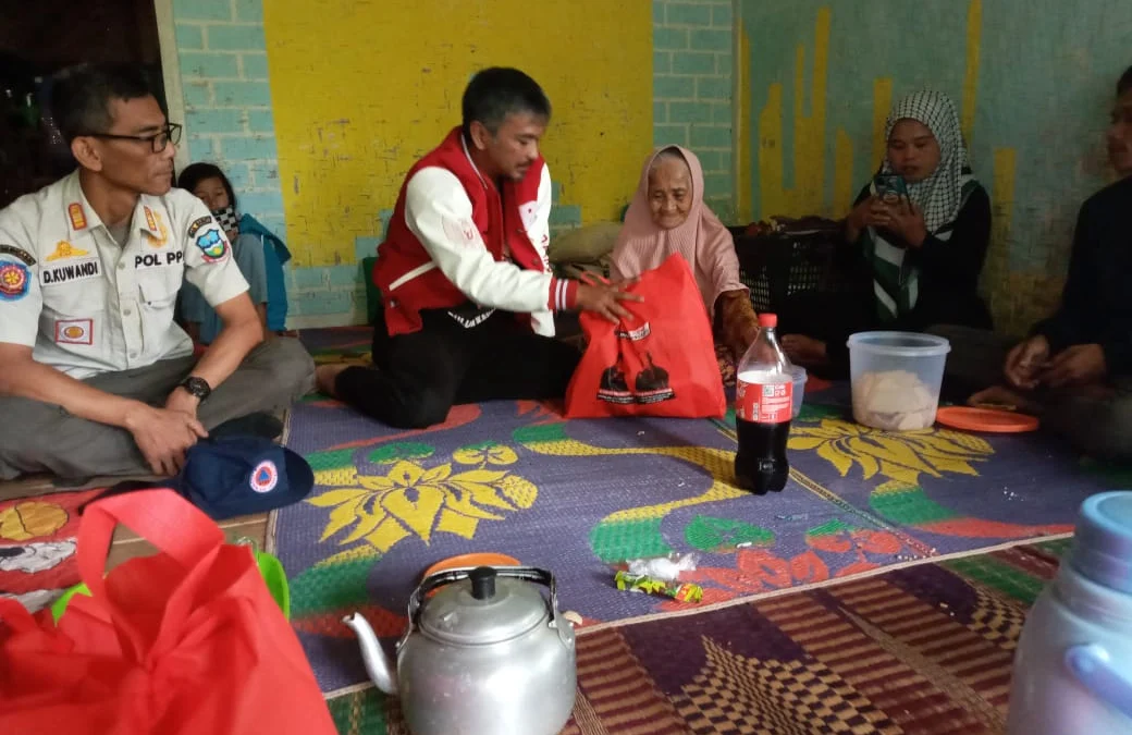 Memo Hermawan Anggota DPRD Provinsi Jabar memberikan bantuan kepada lansia di Desa Talagasari melalui Sekretaris DPC PDI Perjuangan Kabupaten Garut