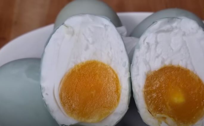 Intip Nih Cara Membuat Telur Asin dengan Simpel di Rumah