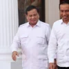 Prabowo Bangga Jokowi Ada di Pihaknya, Prabowo Begandeng Tangan Dengan Presiden