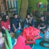 Yudha Puja Turnawan Anggota DPRD Garut bersama caleg dapil 4 Arie Maria Hasan, TKSK dan Kades Cintanagara mengunjungi korban kebakaran