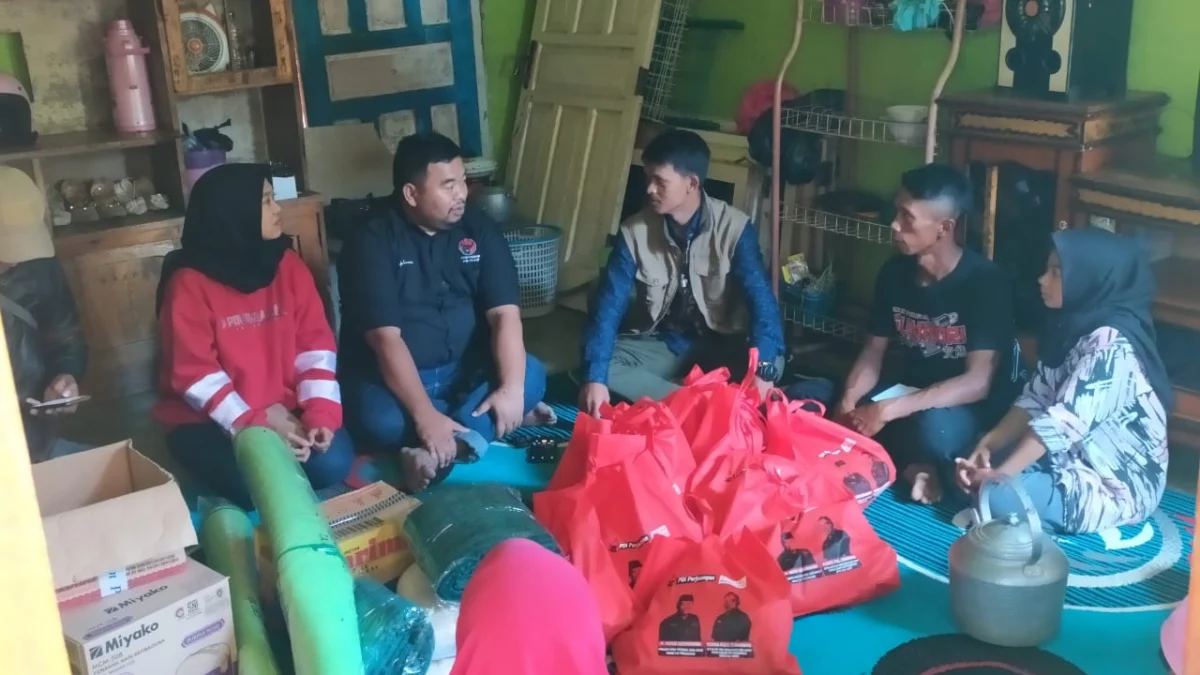 Yudha Puja Turnawan Anggota DPRD Garut bersama caleg dapil 4 Arie Maria Hasan, TKSK dan Kades Cintanagara mengunjungi korban kebakaran