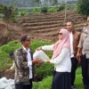 Dinas Peternakan dan Perikanan Kabupaten Garut memberikan bantuan benih ikan di Desa Padaawas, Kecamatan Pasirwangi