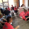 Memo Hermawan Dewan Provinsi Bantu Abah Djana, Rumahnya Roboh di Desa Jatisari Karangpawitan