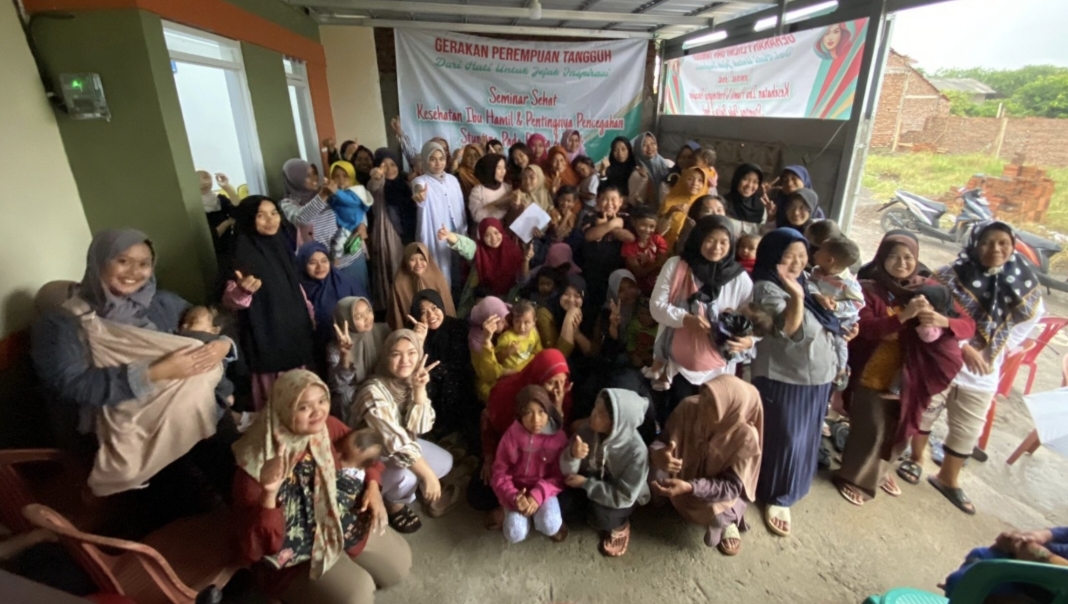 GEMBIRA. Sejumlah peserta dari berbagai kalangan, usai mengikuti talkshow, sosialisasi dan diskusi pencegahan stunting yang digagas Gerakan Perempuan Tangguh (GPT) Kabupaten Garut, Senin (4/12/2023).