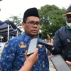 Agus Ismail Kepala Disparbud Garut diwawancara wartawan