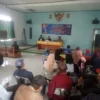 Reses anggota DPRD Garut Fraksi Demokrat Putri Tantia di ruang rapat Desa Leuwigoong, Senin (11/12).(pepen apendi)