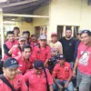 Yudha Puja Turnawan bersama relawan Ganjar dan warga memperbaiki rumah abah Dayat